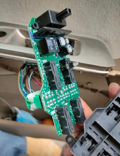 驪威車窗電路板維修多少錢，驪威主車窗不能升降